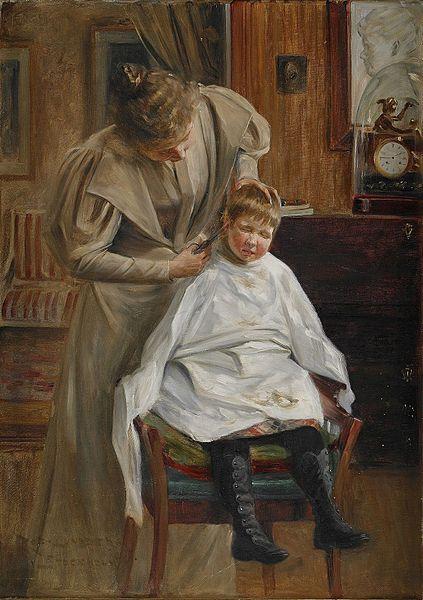  Mother cutting the hair
